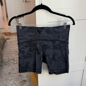 Lululemon train time shorts in black camo